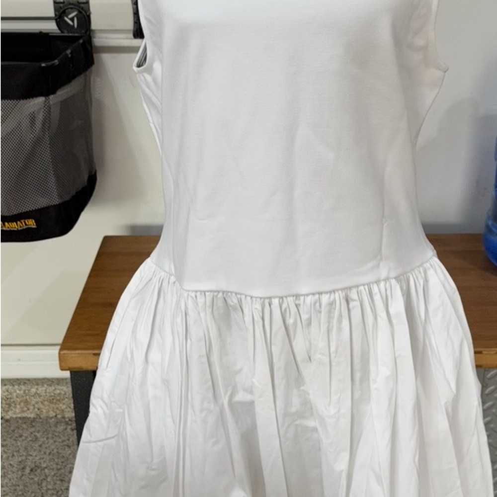 Elegant White Sleeveless Dress